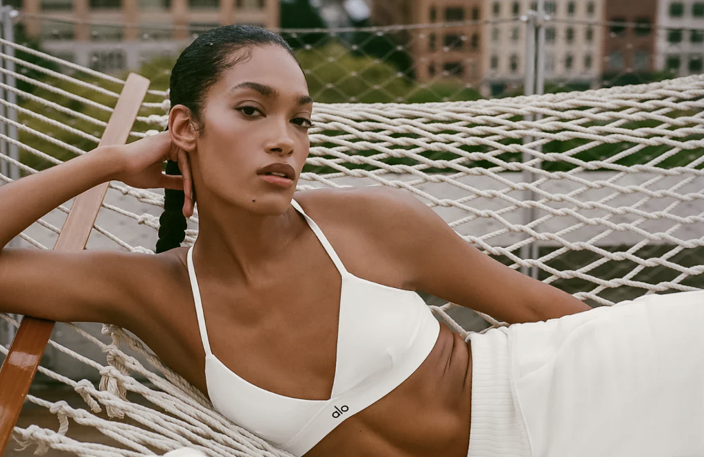 El Caso Alo Yoga: Cómo el "Athleisure" Conquistó el Lujo y el Bienestar Digital.